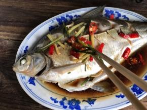 端出正好的武昌鱼，夹出姜丝和葱段丢弃