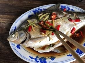 端出正好的武昌鱼，夹出姜丝和葱段丢弃