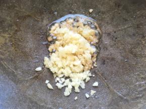 加入蒜末炒蒜香