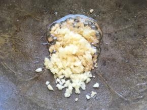 加入蒜末炒蒜香