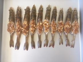 用小勺在虾背处装入炒好的黄梅蒜末酱。
