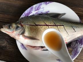 把武昌鱼里外清理干净，洗净沥水，淋入料酒