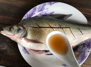 把武昌鱼里外清理干净，洗净沥水，淋入料酒