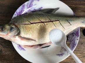 撒入盐，里外抹匀，腌制1小时以上