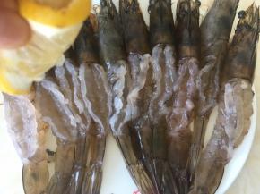 新鲜柠檬切2片，将柠檬汁挤在虾背上，腌制半个小时。
