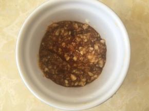 之后将炒好的黄梅蒜酱装入容器内降温。
