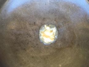 锅内加入黄油加热至黄油融化。
