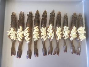 之后在黄梅蒜末酱上撒上适量的马苏里拉奶酪。
