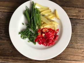 腌制鱼的时候，备好姜丝，葱段，葱花和红椒圈