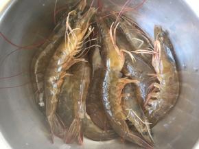新鲜海虾买回来用水洗干净，去掉顶部的虾须。
