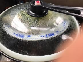 时间到，把红椒圈撒在鱼身上，再淋上刚拌好的料汁，再蒸2分钟，关火后焖2分钟