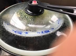 时间到，把红椒圈撒在鱼身上，再淋上刚拌好的料汁，再蒸2分钟，关火后焖2分钟