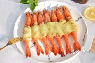 入烤箱上火190度下火循环风烤13分钟左右，美味的黄梅酱焗虾就做好啦。