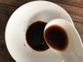 这个时候，备一小碗，装入生抽、蒸鱼豉油、香醋和糖，搅拌均匀备用