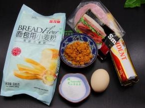食材准备工作：金龙鱼面包用小麦粉、水、奶粉、鸡蛋、细白砂糖、黄油、酵母、盐、肉松适量、千岛酱、火腿等。其中黄油切块，在室温内软化。