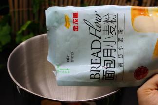 面包配料食材，除黄油之外的全部倒入厨师机里，揉至面团变的光滑，这个时候加入软化的黄油，继续揉面。把面团揉至形成透光的薄膜，达到扩展阶段。