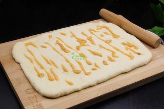 在面片上挤一层千岛酱，四周边沿留出一小空隙不要挤。