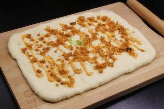 挤好千岛酱的面片上均匀撒上一层肉松，同样，四周边沿留出一小空隙不要撒肉松。