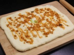 挤好千岛酱的面片上均匀撒上一层肉松，同样，四周边沿留出一小空隙不要撒肉松。