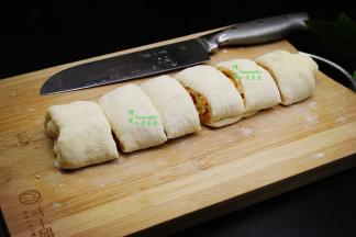 把长面条切5刀，均匀分成6等分的小面团。