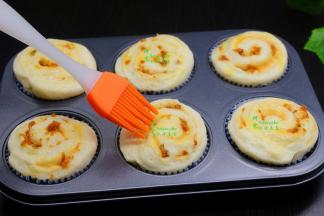 切好的小面团，切面朝上，放入面包纸托里，进行最后一次发酵，让面条发酵至原来的二倍大，表面刷上一层蛋液。