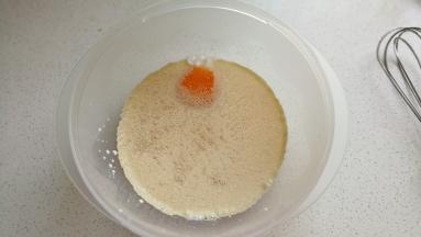 牛奶，鸡蛋，盐，白糖，酵母全都放入容器中，用手抽搅打均匀。