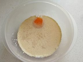 牛奶，鸡蛋，盐，白糖，酵母全都放入容器中，用手抽搅打均匀。