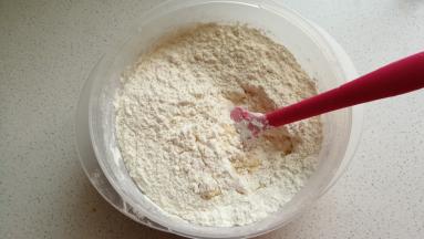 然后筛入面粉，拌成絮状。