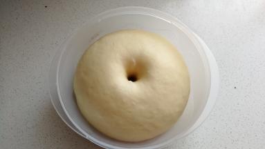 面团发至两倍大，手指戳洞不回缩不塌陷即面团发酵完成。