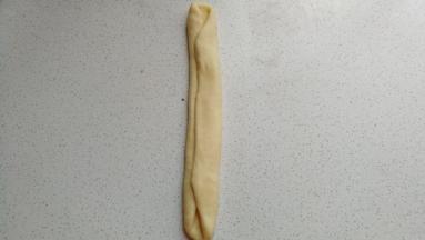 然后分别把两边向中间对折重叠。