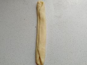 然后分别把两边向中间对折重叠。