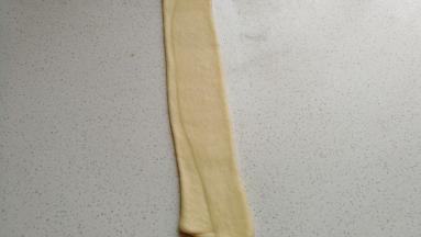 再用擀面杖从中间向两端擀薄擀长。