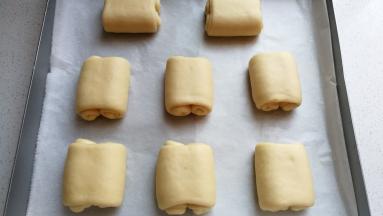 依次做好所有的面包卷摆入烤盘中。