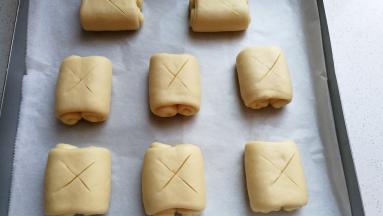 再用锋利的刀片在面包卷上割上十字花刀，然后进行第二次发酵。