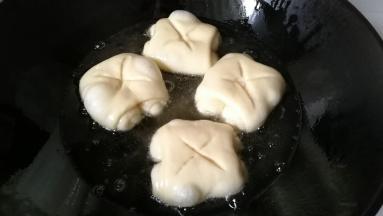 锅中倒入适量油，烧至五成热后开小火，放入面包卷开始小火炸制。