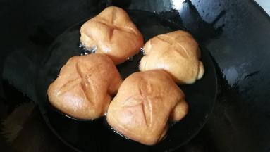 炸至金黄色后用筷子适时翻面，记得全程小火炸制。