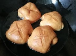 炸至金黄色后用筷子适时翻面，记得全程小火炸制。