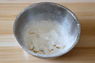 糖粉过筛到软化的黄油里搅拌均匀；