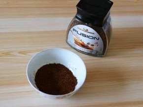 称量好黑咖啡，压成粉状;