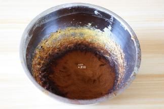 筛入到黄油中搅拌均匀；