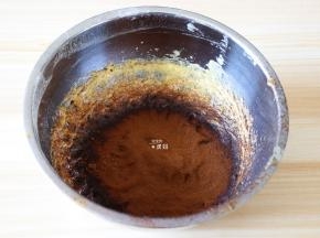 筛入到黄油中搅拌均匀；