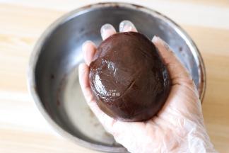 用手轻轻揉成光滑均匀的面团；