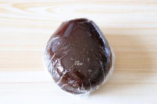 用保鲜膜包好放进冰箱冷藏一小时；