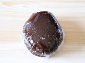 用保鲜膜包好放进冰箱冷藏一小时；