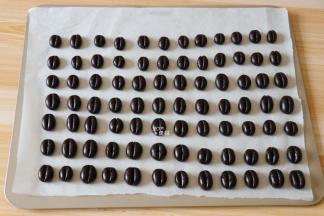 用刮刀在面团中间压一下；