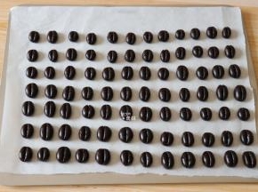 用刮刀在面团中间压一下；