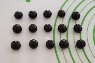 分割成2-3g的面团，一一揉圆；