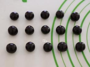 分割成2-3g的面团，一一揉圆；