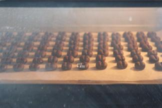 放入预热好的烤箱内，中层上下火160度烤18分钟即可；