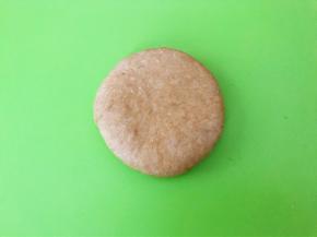 用擀面杖擀成饼状，不要擀太薄